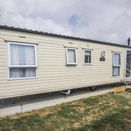 Impeccable 4-Bed Caravan In Clacton-On-Sea Exteriör bild