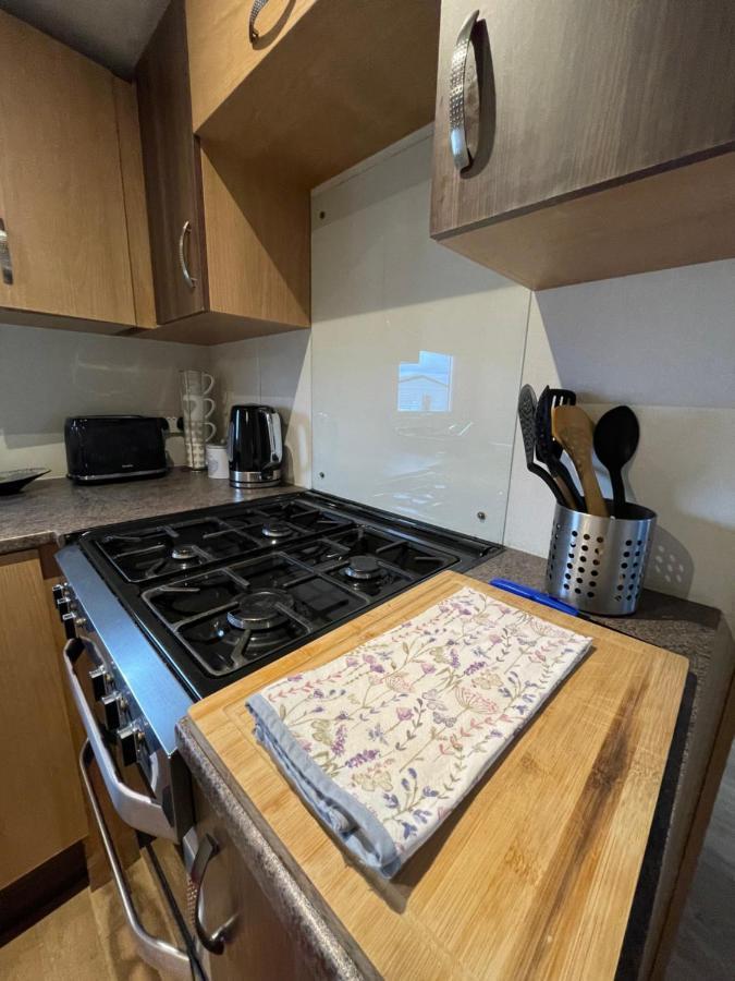 Impeccable 4-Bed Caravan In Clacton-On-Sea Exteriör bild