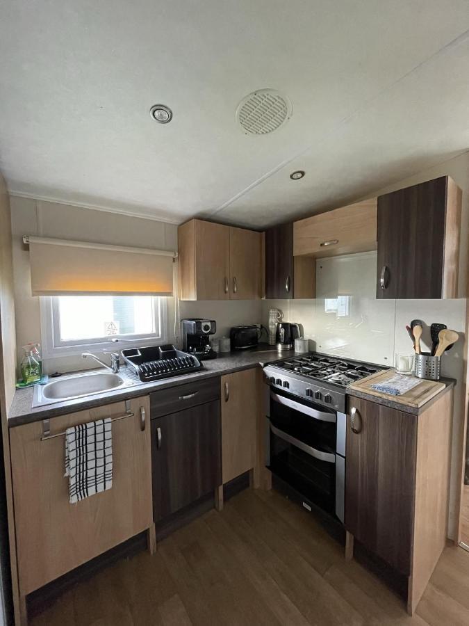 Impeccable 4-Bed Caravan In Clacton-On-Sea Exteriör bild