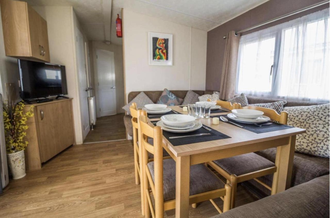 Impeccable 4-Bed Caravan In Clacton-On-Sea Exteriör bild