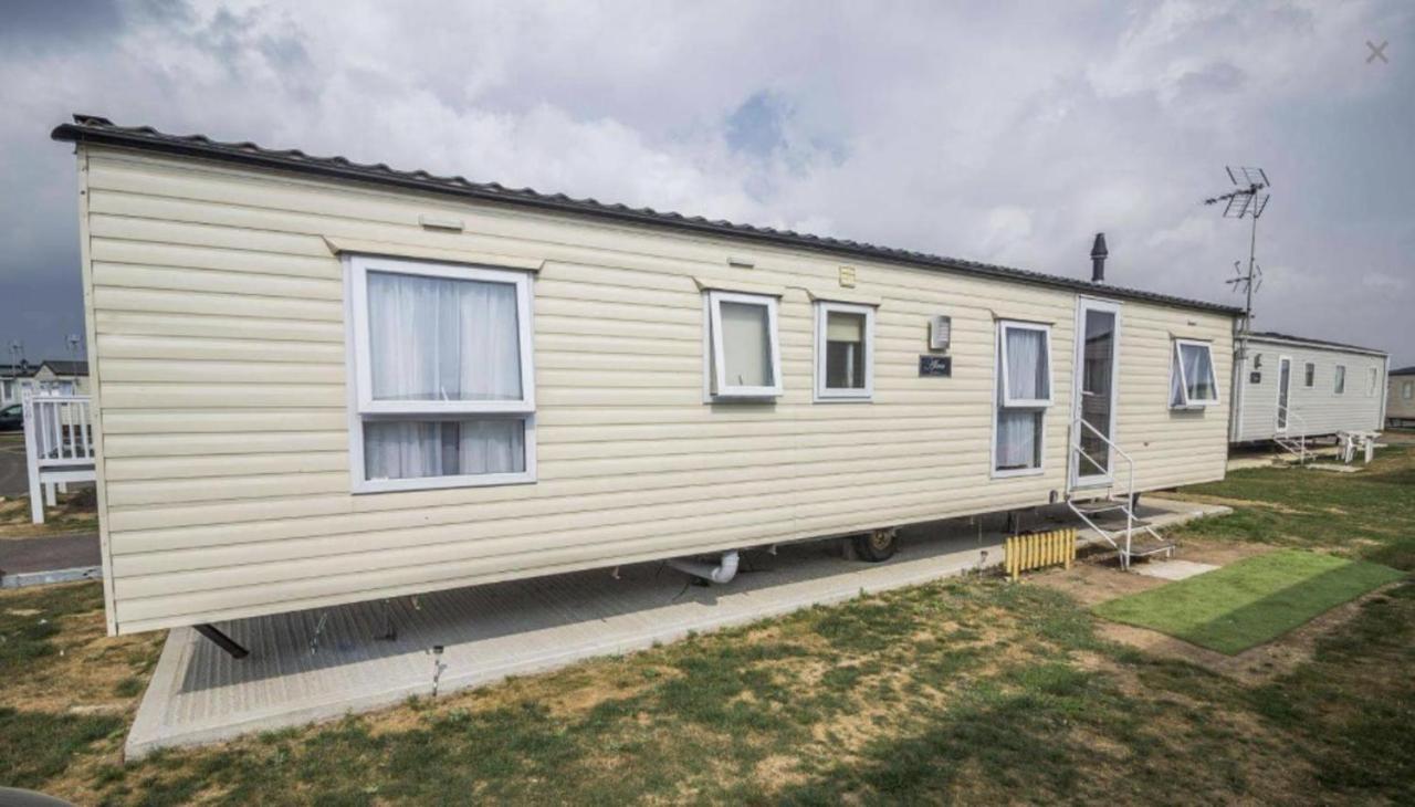 Impeccable 4-Bed Caravan In Clacton-On-Sea Exteriör bild